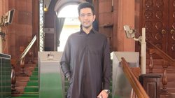 काले कुर्ते में संसद पहुंचे आप सांसद राघव चड्ढा, लोगों ने पूछा- विरोध करने आये हैं या मॉडलिंग?