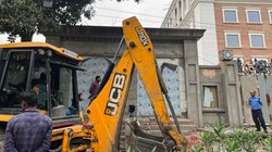 राहुल गांधी की सदस्यता खत्म होने के बाद कांग्रेस मुख्यालय पहुंचा बुलडोजर, केजरीवाल का जिक्र कर लोग कर रहे ऐसे कमेंट