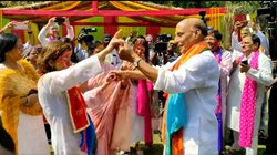 अमेरिकी मंत्री के साथ राजनाथ सिंह ने खेली होली, डांस के वीडियो पर लोग बोले-इशारों पर नाचता अमेरिका