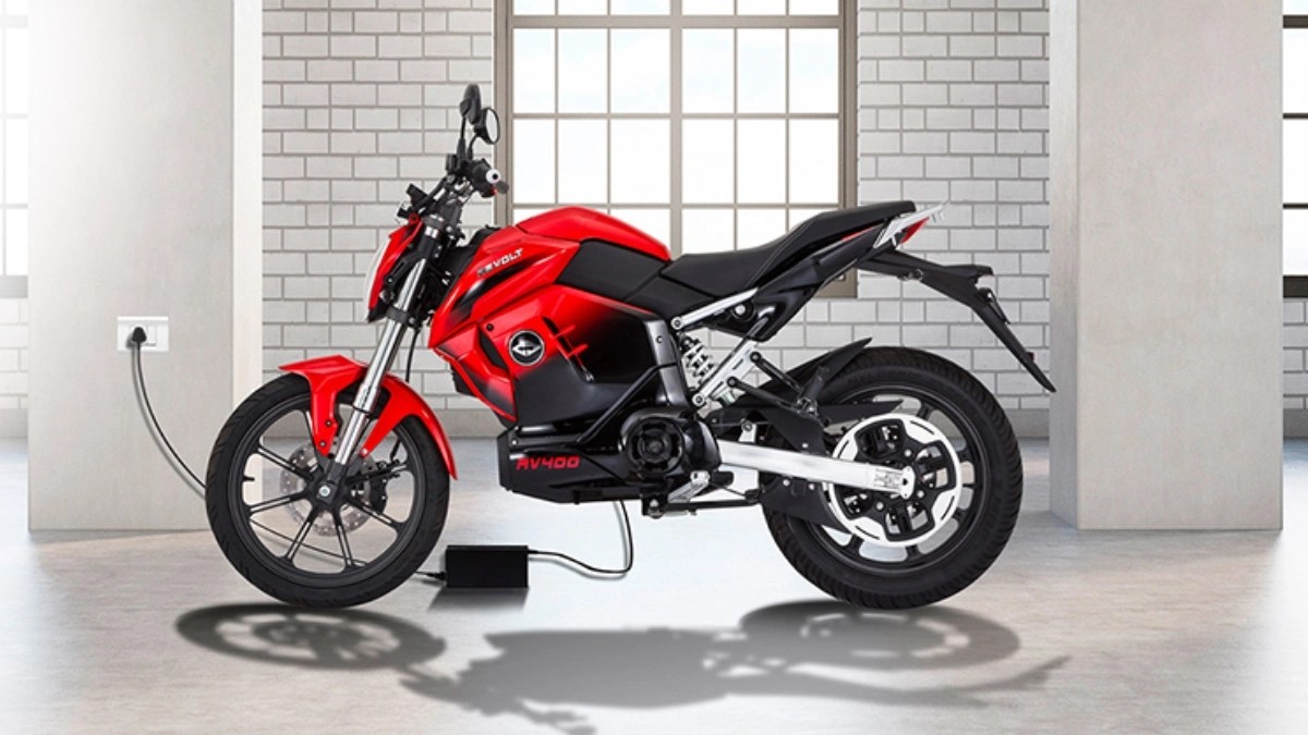 भारत में 22 राज्यों के 50 आउटलेट्स पर बिक्री के लिए उपलब्ध हुई Revolt RV400 इलेक्ट्रिक बाइक, जानें क्या है रेंज, फीचर्स और कीमत