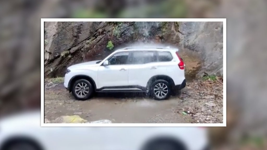 Scorpio n sunroof under waterfall । Scorpio n sunroof waterfall । Scorpio n sunroof viral video