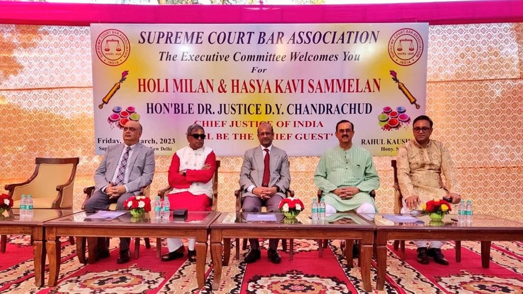 SCBA के होली मिलन समारोह में जस्टिस विक्रम नाथ, जस्टिस राजेश बिंदल, जस्टिस एहसानुद्दीन अमानुल्लाह और एसोसिएशन के अध्यक्ष विकास सिंह। (सोर्स - Bar and Bench)