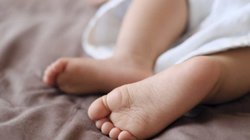 कार पार्क करते समय मां ने गलती से 13 महीने की बेटी को कुचल दिया, पुलिस को खुद किया फोन