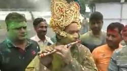 Video: लट्ठमार होली खेलने के बाद तेज प्रताप यादव ने बजाई बांसुरी, लोग बोले- भैया का जलवा है