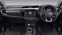 Toyota Hilux massive price cut: टोयोटा हिलक्स की कीमत में हुई 3.60 लाख की भारी कटौती, जानें पुरानी और नई कीमतों की कंप्लीट डिटेल