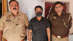 Noida : नोएडा में सोसाइटी की लिफ्ट में शराब और सिगरेट पीने का वीडियो वायरल, पुलिस ने एक आरोपी को किया गिरफ्तार