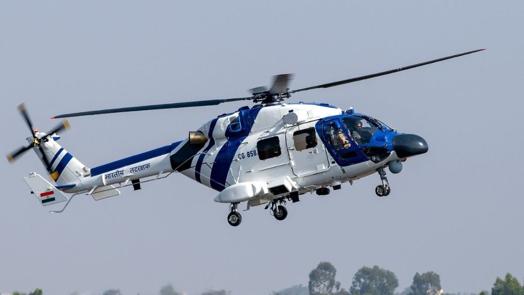 Indian Navy Helicopter: नेवी के हेलीकॉप्टर की अरब सागर में इमरजेंसी लैंडिंग, बाल-बाल बचे चालक दल के तीन सदस्य