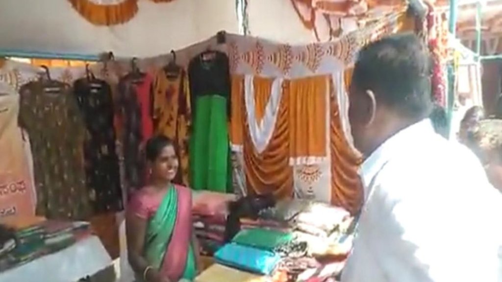 Women’s Day कार्यक्रम में पहुंचा BJP सांसद, स्टॉल पर खड़ी महिला को आदेश देते हुए पूछा पति से संबंधित सवाल, कहा- तुम्हें कॉमन सेंस नहीं है