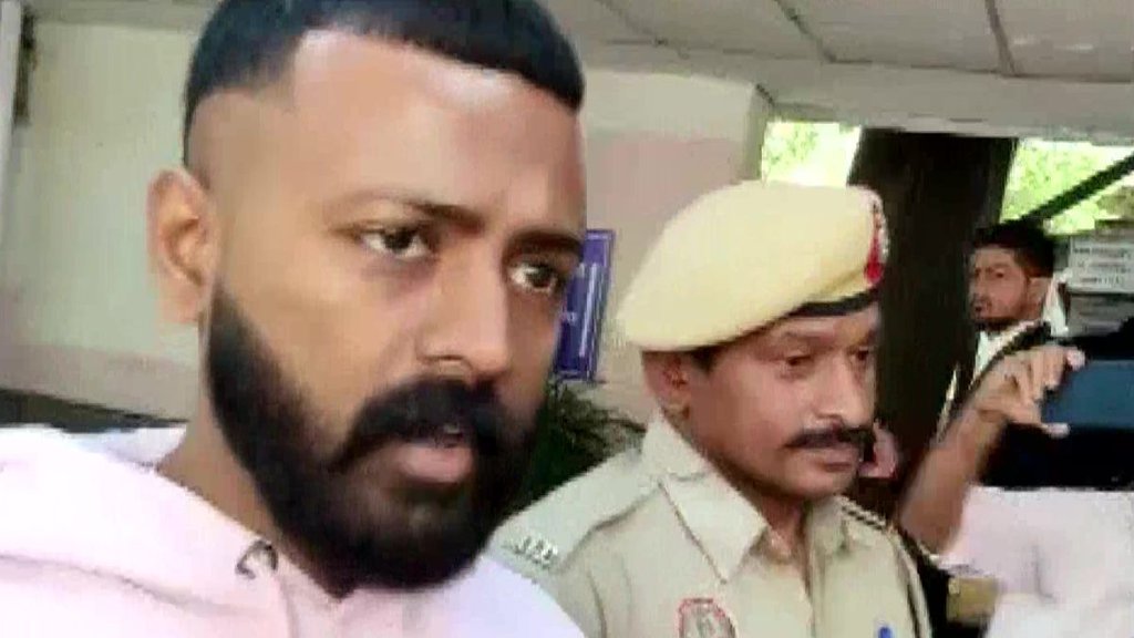 Delhi : ‘अगला नंबर अरविंद केजरीवाल का’ सुनवाई के बाद बोला सुकेश चंद्रशेखर Delhi : ‘अगला नंबर अरविंद केजरीवाल का’ सुनवाई के बाद बोला सुकेश चंद्रशेखर