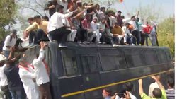Rajasthan : पुलवामा के शहीदों की विधवाओं के समर्थन में सड़क पर उतरे बीजेपी नेता, काटा बवाल तो पुलिस ने भांजी लाठियां