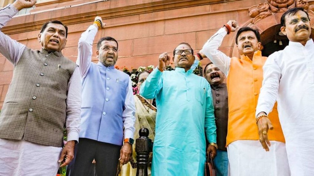 हंगामे के बाद लोकसभा-राज्यसभा स्थगित (PTI Photo/Kamal Singh)