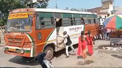 रुक गया डबल इंजन का चक्का, जोर से लगाओ धक्का- खराब बस को धक्का लगाते दिखे यात्री तो अखिलेश यादव ने ऐसे ली चुटकी