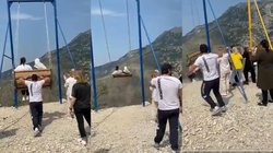 पहाड़ पर झूला झूल रहा था कपल, अचानक टूट गया; वीडियो देख लोगों की निकल गई चीख
