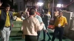 ‘बस आज की रात है जिंदगी, कल हम कहां तुम कहां’ गाने पर डांस रहे सरकारी कमर्चारी की अचानक हुई मौत, वायरल हो रहा वीडियो