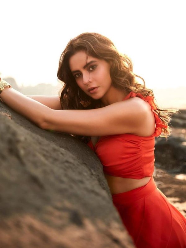 AAMNA SHARIF IN BRALET-SKIRT