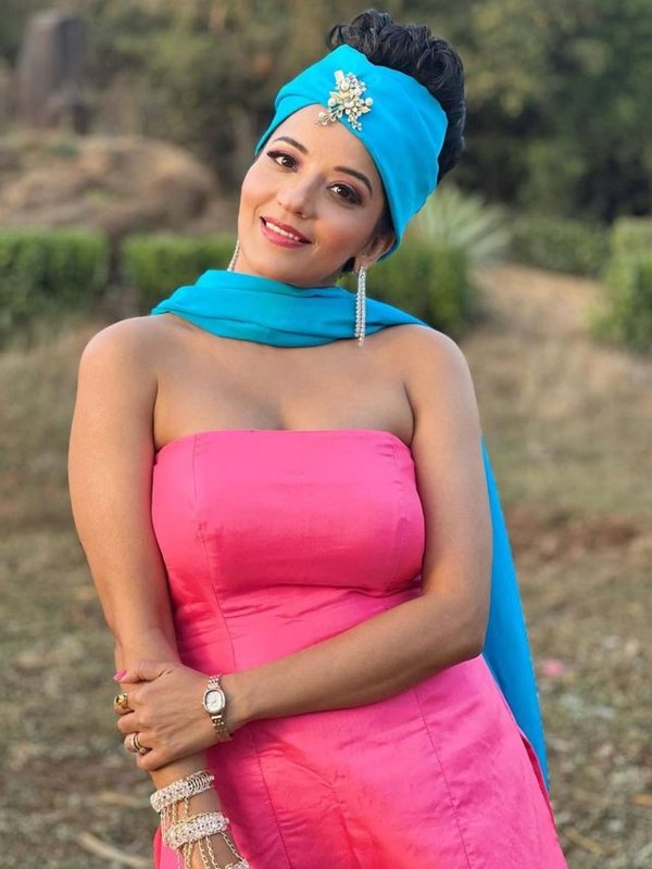 MONALISA IN RETRO LOOK