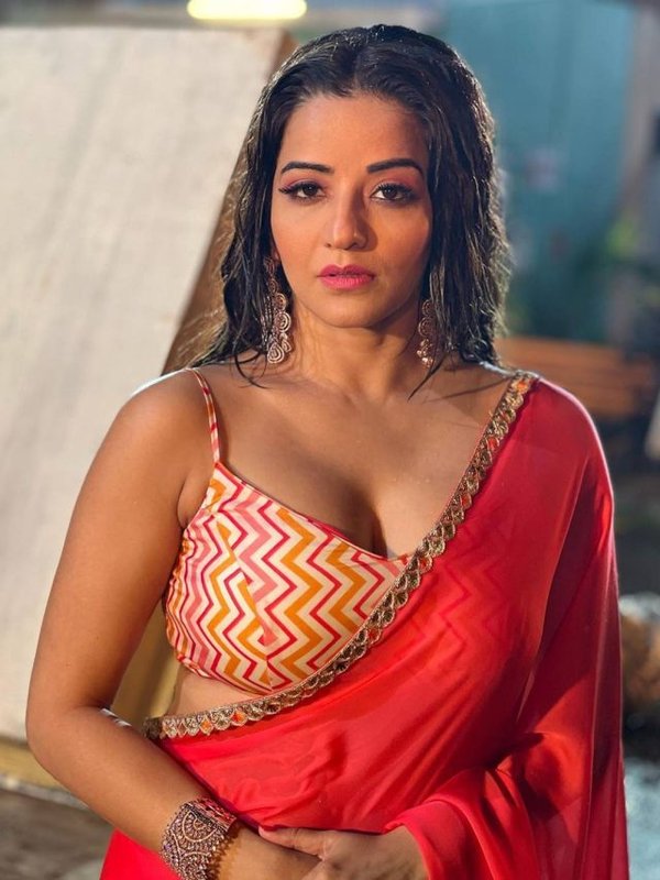 MONALISA IN SAREE AND WET HAIR