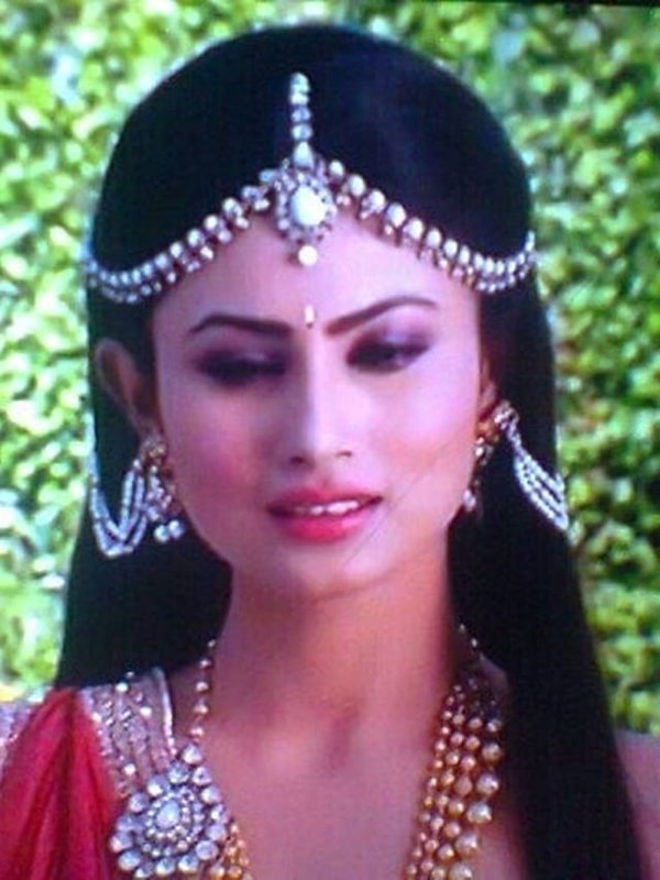 MOUNI ROY
