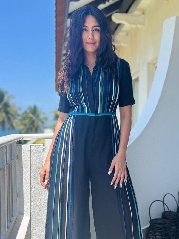 MRUNAL THAKUR SIMPLE LOOK