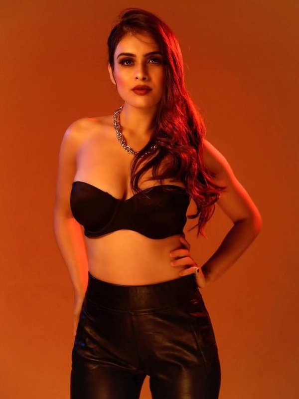 NEHA MALIK IN BLACK BRALET LOOK