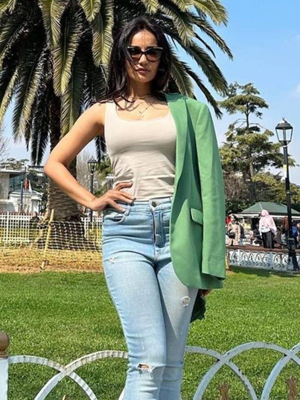 cropped-SURBHI-JYOTI-IN-ISTANBUL-SUPER-STYLISH-LOOK.jpeg