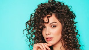 daily hair care routine for frizzy hair, summer hair care tips, summer hair care routine,