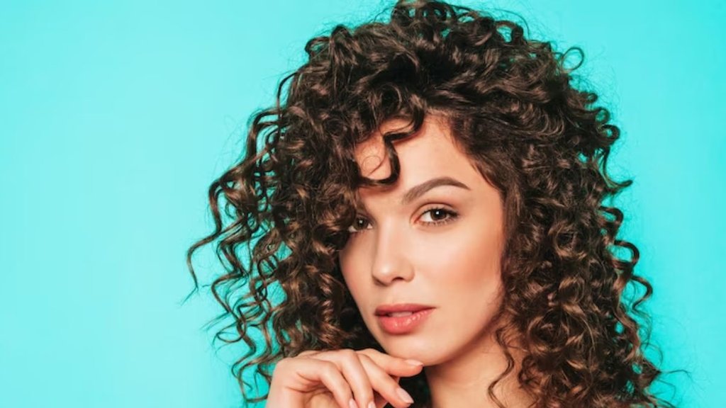 daily hair care routine for frizzy hair, summer hair care tips, summer hair care routine,