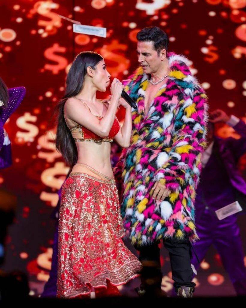 Akshay kumar and mouni roy