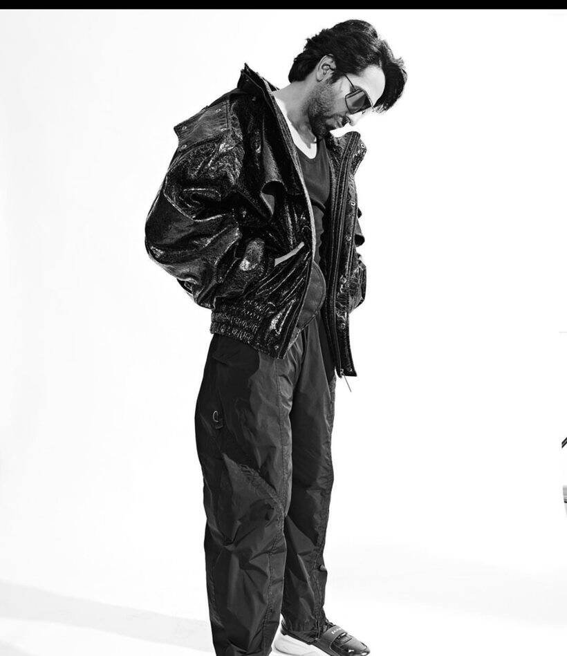 पफर जैकेट और डेनिम कार्गो पैंट में आयुष्मान खुराना। (Instagram/Ayushmann Khurrana)