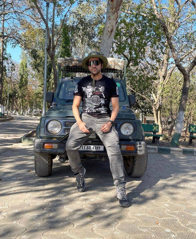 ग्रे जींस और ब्लैक टीशर्ट में आयुष्मान खुराना का सफारी लुक। (Instagram/Ayushmann Khurrana)