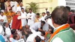 लालू-राबड़ी को मिली जमानत तो RJD विधायक बांट रहे थे लड्डू, किसी ने बताया जहरीला तो किसी का फट गया कुर्ता, पढ़िए पूरी खबर