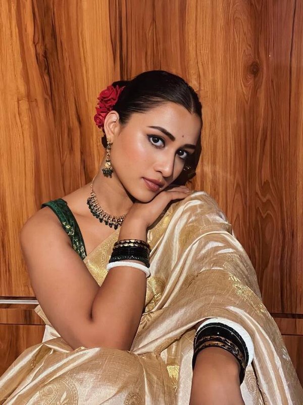 आयुषी भावे तिलक गोल्डन साड़ी