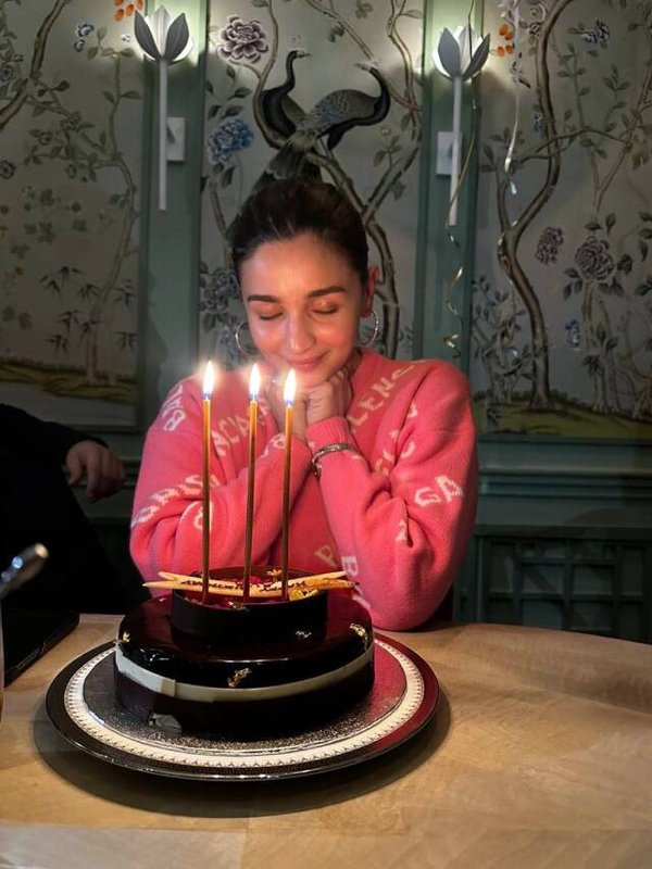 आलिया भट्ट हैप्पी बर्थडे सेलिब्रेशन