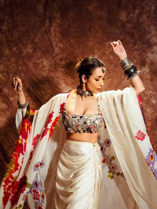 मलाइका अरोड़ा सफेद पोशाक