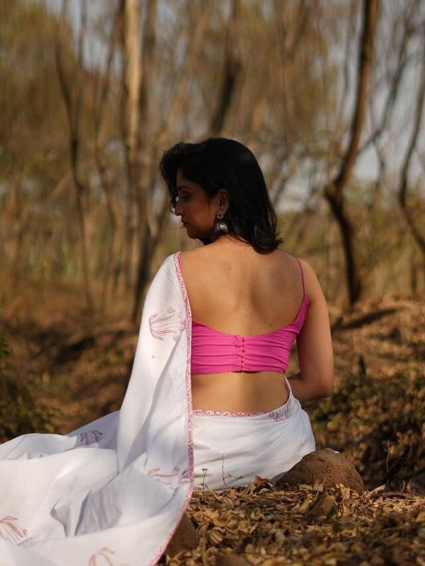 शिवानी सोनार सफेद सूती साड़ी