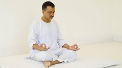 महात्मा गांधी को नमन करने के बाद 7 घंटे ध्यान पर बैठे सीएम केजरीवाल, लोग बोले- रंग से बचने का गजब बहाना