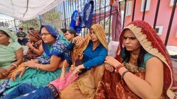 Pulwama Attack: ‘हमारी आवाज नहीं सुनी जाती है तो हमें वीरांगना क्यों कहते हैं’, धरने पर बैठीं हमले में जान गंवाने वाले राजस्थान के तीन CRPF जवानों की विधवाएं