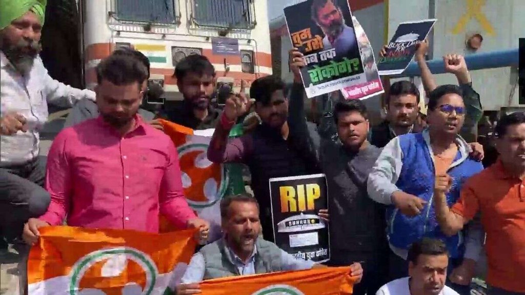 rahul gandhi | railway station| congress|
