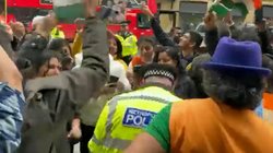 खालिस्तान समर्थकों को जवाब देने एकत्रित हुए भारतीय, देशभक्ति गाने पर थिरकता नजर आया ब्रिटिश पुलिसकर्मी, देखिए वीडियो