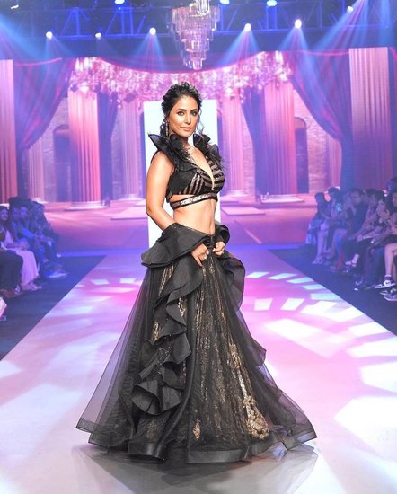  Hina khan looking hot and stunning