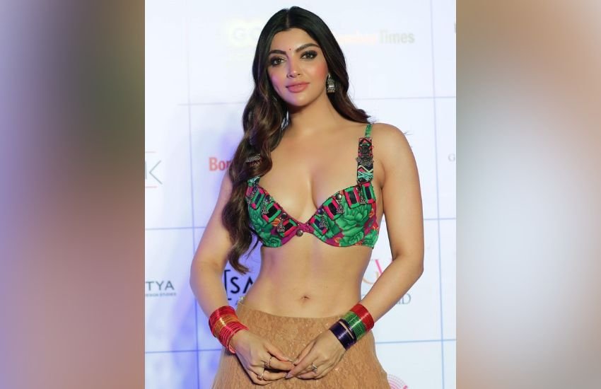 Akanksha Puri glamorous Photos