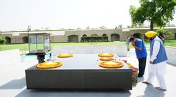 गांधी जी को पार्टी की दीवार से हटा दिया तो फिर राजघाट जाने का पाखंड क्यों?- पूर्व AAP नेता ने केजरीवाल पर कसा तंज, आये ऐसे रिएक्शन