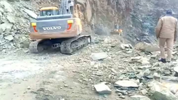 पहाड़ का मलबा गिरने से बद्रीनाथ हाईवे हुआ बंद, सड़क पर लगा लंबा जाम, श्रद्धालु परेशान