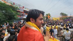 बागेश्वर सरकार के साथ दिखी भीड़ तो पूर्व IAS बोले- ख़ाली लोग, ख़ाली दिमाग़, लोगों ने भी दिए ऐसे रिएक्शन