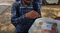 बिना हेलमेट था बाइक सवार, पुलिस ने पकड़कर खिलाया काजू बादाम; वायरल हो रहा वीडियो