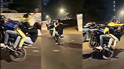बाइक पर दो लड़कियों के साथ स्टंटबाजी करते लड़के का वीडियो वायरल, मुंबई पुलिस ने लिया एक्शन