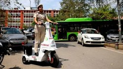 Delhi Police: दिल्ली पुलिस हो गई हाईटेक! जानिए कौन हैं रश्मि चौधरी, जो CP में ई-पॉड पर कर रहीं गश्त