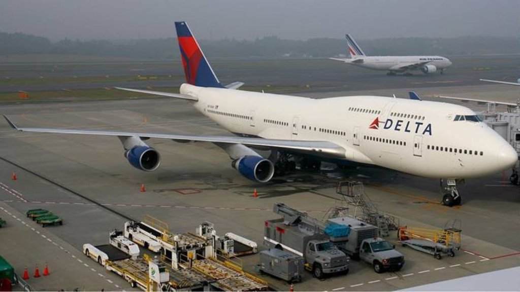 Drunk passenger| kisses male attendant| Delta flight