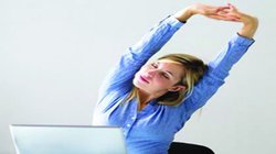 Frozen Shoulder: अकड़न कंधों की जकड़न जीवन की, छुटकारा पाने का आसान तरीका है व्यायाम करना