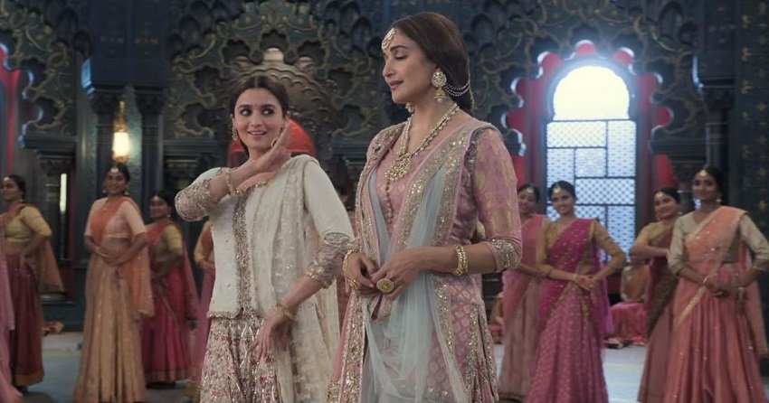 Ghar More Pardesiya- Kalank